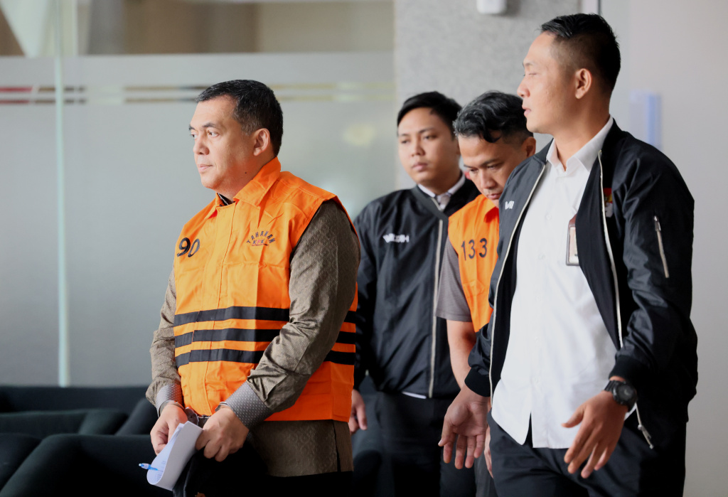 Wakil Menteri Imigrasi dan Pemasyarakatan (Imipas) Silmy Karim (kiri) berjalan dengan mengenakan rompi tahanan dan tangan terborgol usai menjalani pemeriksaan di Gedung Merah Putih KPK, Jakarta, Kamis (4/6/2026). (Beritanasonal.com/HO/Oke Atmaja)