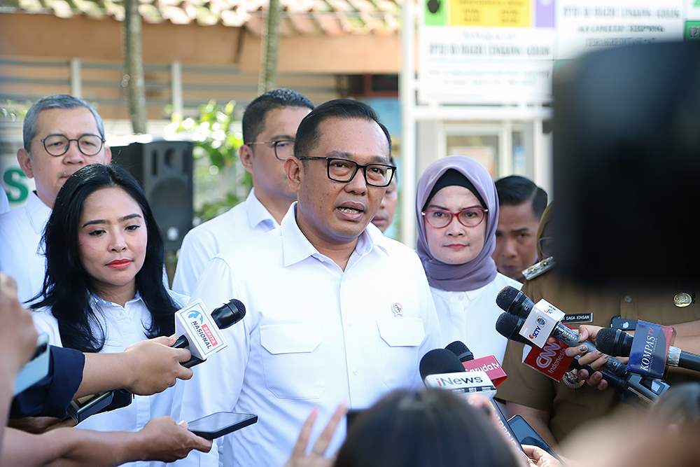 Wakil Menteri Investasi dan Hilirisasi/Wakil Kepala BKPM Todotua Pasaribu meninjau program MBG di SDN Lengkong Tangerang Selatan. (BeritaNasional/Elvis Sendouw)