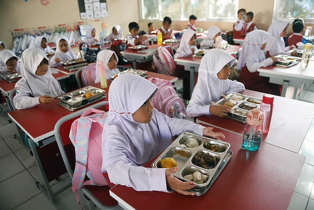 Wakil Menteri Investasi dan Hilirisasi/Wakil Kepala BKPM Todotua Pasaribu meninjau program MBG di SDN Lengkong Tangerang Selatan. (BeritaNasional/Elvis Sendouw)