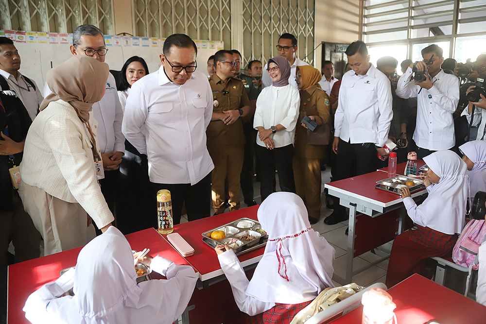 Wakil Menteri Investasi dan Hilirisasi/Wakil Kepala BKPM Todotua Pasaribu meninjau program MBG di SDN Lengkong Tangerang Selatan. (BeritaNasional/Elvis Sendouw)