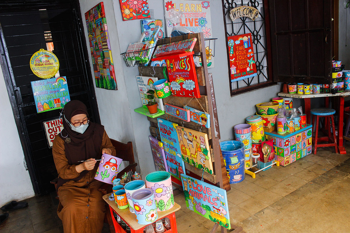 Lani Cahyaningsari melukis kaleng bekas, Depok, Jawa Barat, Minggu (7/7/2024). (BeritaNasional.com/Oke Atmaja)