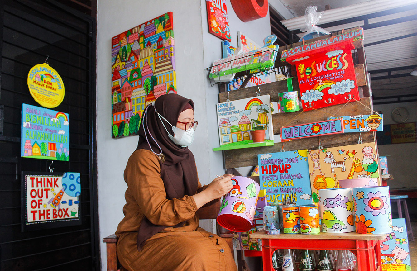 Lani Cahyaningsari melukis kaleng bekas, Depok, Jawa Barat, Minggu (7/7/2024). (BeritaNasional.com/Oke Atmaja)