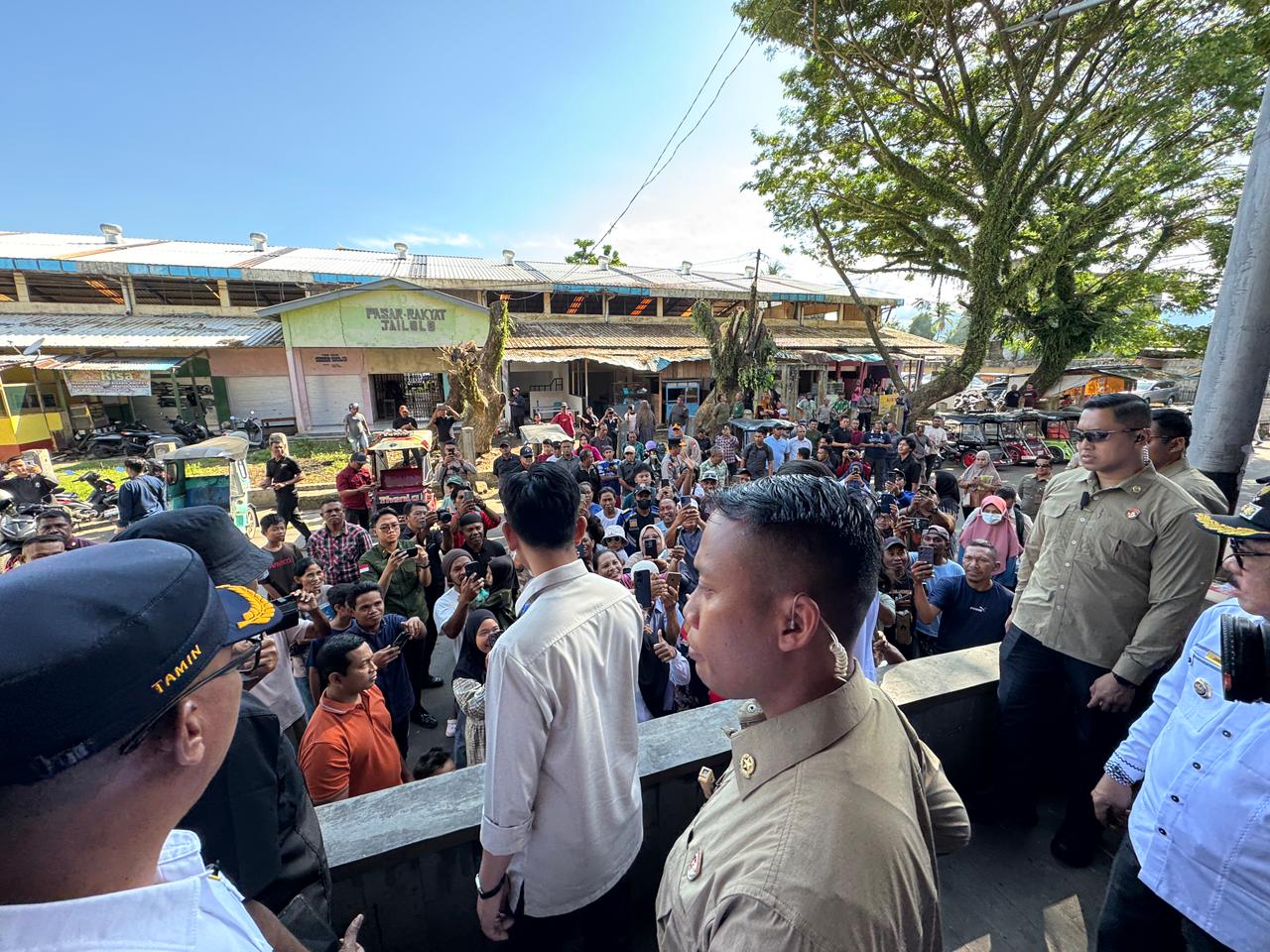 Wapres Apresiasi Revitalisasi Pasar Jailolo Berhasil Dorong Ekonomi Rakyat Wapres Gibran Rakabuming meninjau Pasar Rakyat Jailolo di Desa Guaemaadu, Kecamatan Jailolo, Kabupaten Halmahera Barat, Maluku Utara. (BeritaNasional/Elvis Sendouw/HO Setwapres)