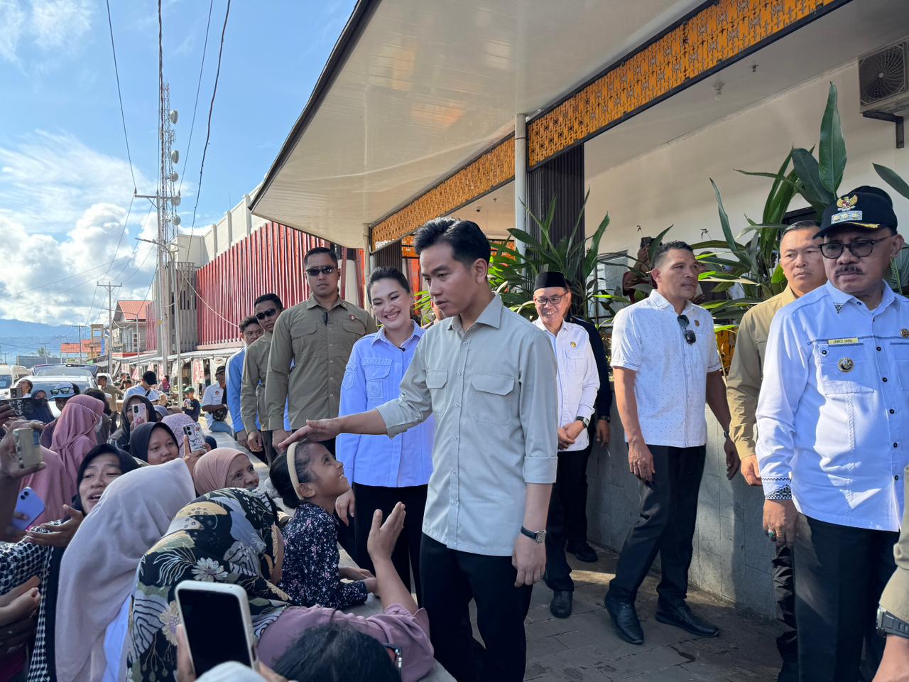 Wapres Apresiasi Revitalisasi Pasar Jailolo Berhasil Dorong Ekonomi Rakyat Wapres Gibran Rakabuming meninjau Pasar Rakyat Jailolo di Desa Guaemaadu, Kecamatan Jailolo, Kabupaten Halmahera Barat, Maluku Utara. (BeritaNasional/Elvis Sendouw/HO Setwapres)