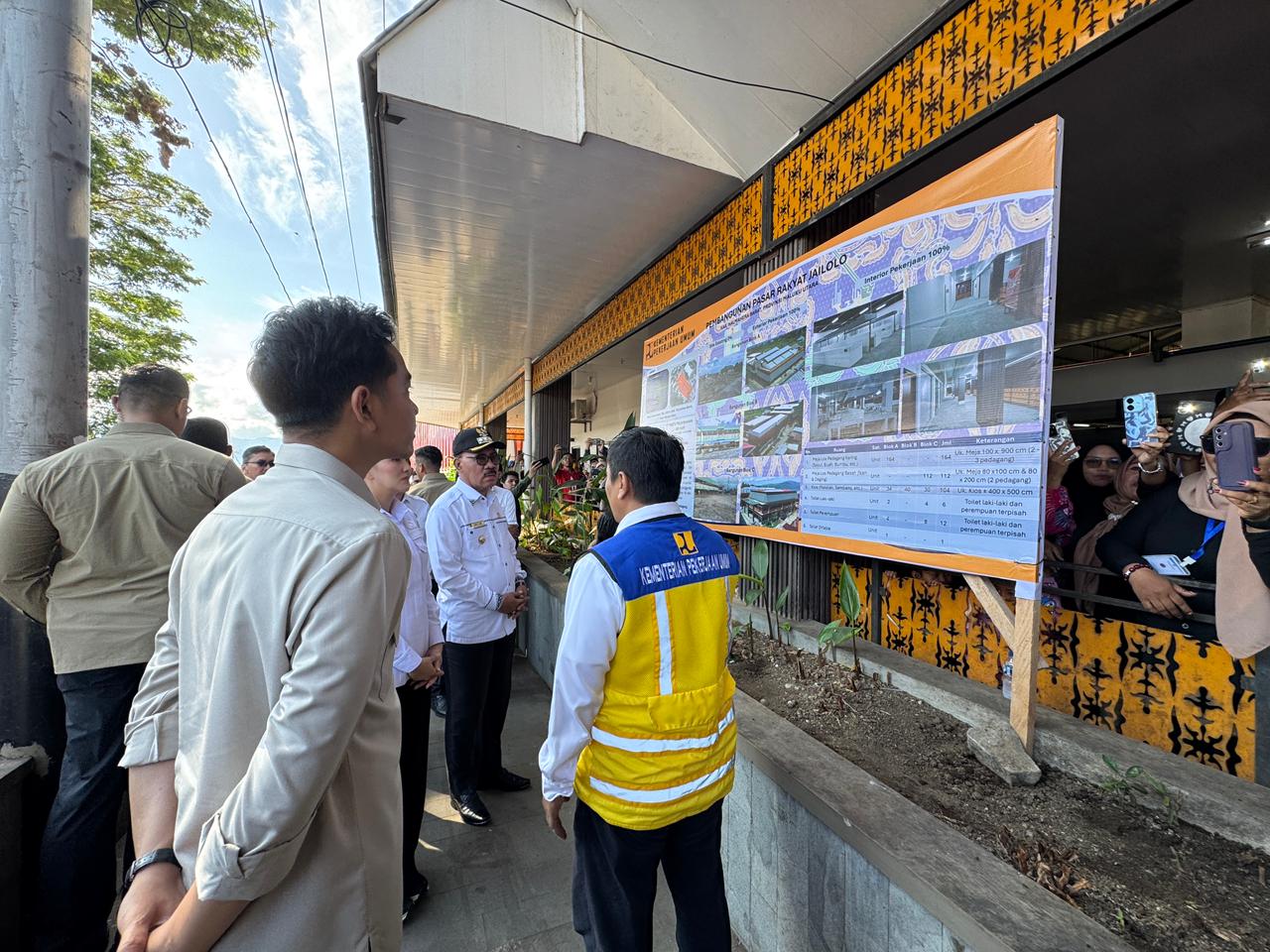 Wapres Apresiasi Revitalisasi Pasar Jailolo Berhasil Dorong Ekonomi Rakyat Wapres Gibran Rakabuming meninjau Pasar Rakyat Jailolo di Desa Guaemaadu, Kecamatan Jailolo, Kabupaten Halmahera Barat, Maluku Utara. (BeritaNasional/Elvis Sendouw/HO Setwapres)
