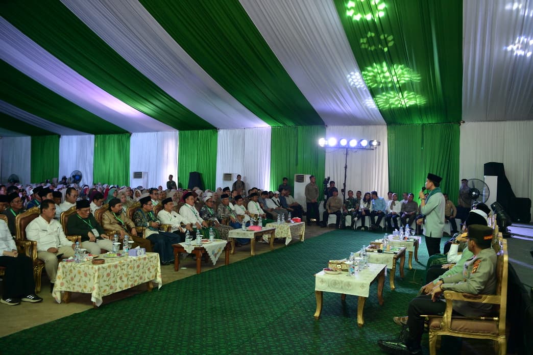 Wakil Presiden (Wapres) Gibran Rakabuming bersilaturahmi dengan para kiai, tokoh agama, guru ngaji, dan santri di Pondok Pesantren Bahrul Ulum Muliasari, Banyuasin, Sumatera Selatan. (BeritaNasional/Elvis Sendouw/HO Setwapres)