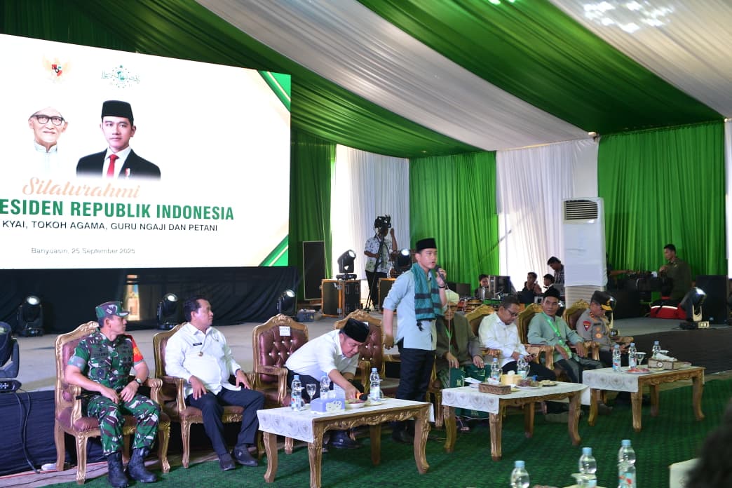 Wakil Presiden (Wapres) Gibran Rakabuming bersilaturahmi dengan para kiai, tokoh agama, guru ngaji, dan santri di Pondok Pesantren Bahrul Ulum Muliasari, Banyuasin, Sumatera Selatan. (BeritaNasional/Elvis Sendouw/HO Setwapres)