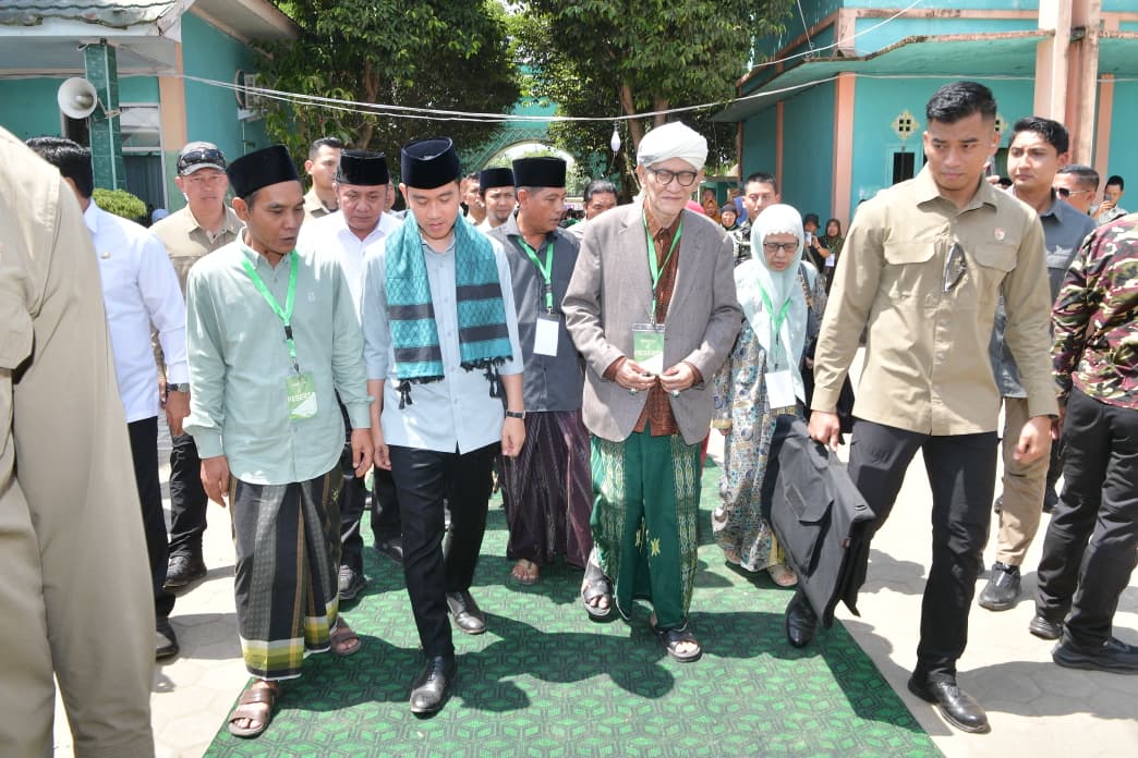 Wakil Presiden (Wapres) Gibran Rakabuming bersilaturahmi dengan para kiai, tokoh agama, guru ngaji, dan santri di Pondok Pesantren Bahrul Ulum Muliasari, Banyuasin, Sumatera Selatan. (BeritaNasional/Elvis Sendouw/HO Setwapres)