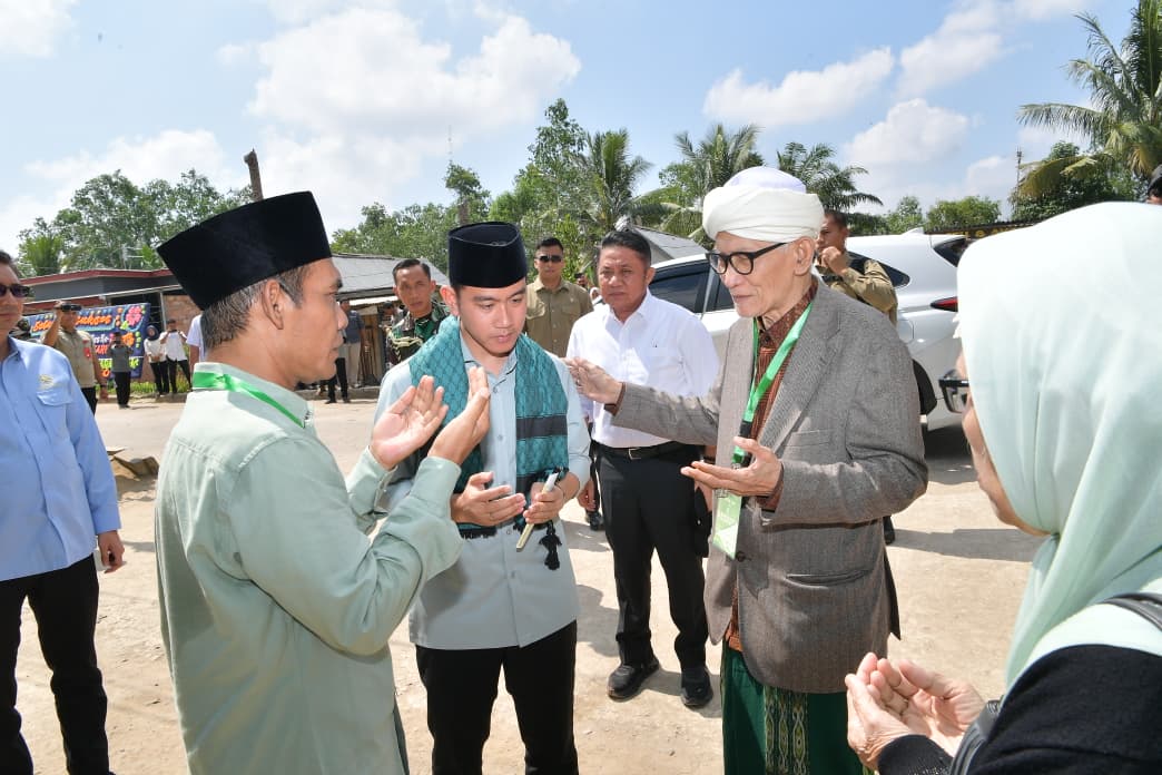 Wakil Presiden (Wapres) Gibran Rakabuming bersilaturahmi dengan para kiai, tokoh agama, guru ngaji, dan santri di Pondok Pesantren Bahrul Ulum Muliasari, Banyuasin, Sumatera Selatan. (BeritaNasional/Elvis Sendouw/HO Setwapres)