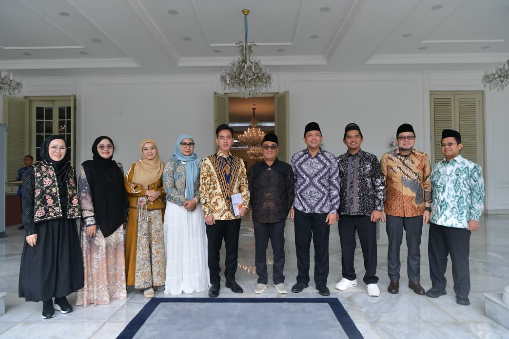 Wapres Dorong Penguatan Peran Ponpes Kuasai Teknologi Wakil Presiden (Wapres) Gibran Rakabuming Raka menerima pengurus Gerakan Nasional Ayo Mondok di Istana Wakil Presiden. (BeritaNasional/Elvis Sendouw/HO Setwapres)