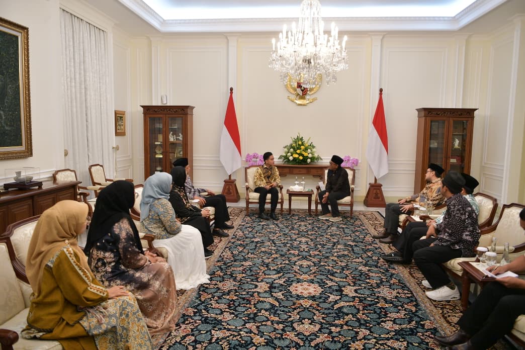 Wapres Dorong Penguatan Peran Ponpes Kuasai Teknologi Wakil Presiden (Wapres) Gibran Rakabuming Raka menerima pengurus Gerakan Nasional Ayo Mondok di Istana Wakil Presiden. (BeritaNasional/Elvis Sendouw/HO Setwapres)