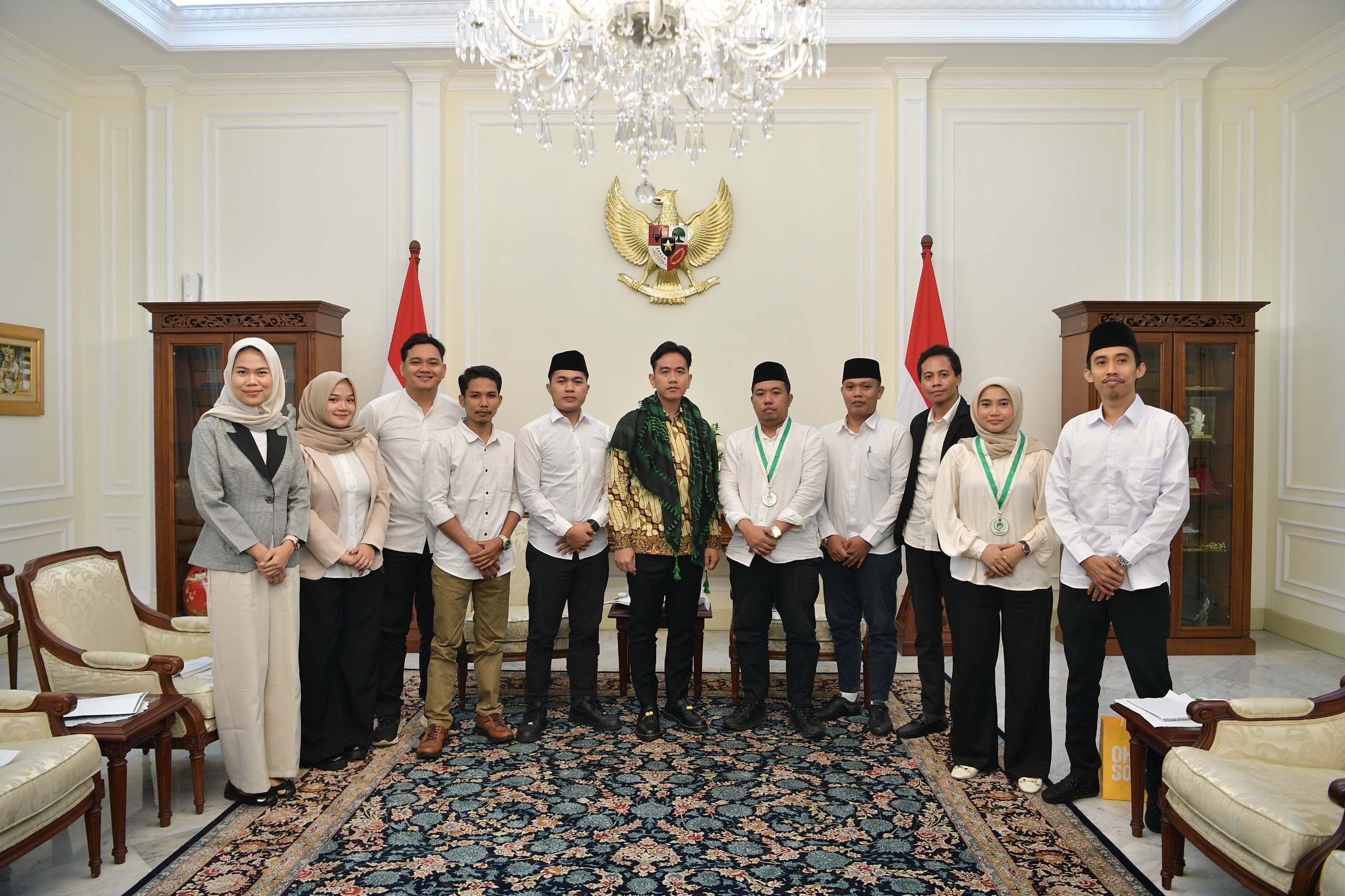 Wapres Gibran Rakabuming menerima audiensi Dewan Pimpinan Pusat Persatuan Mahasantri Indonesia. (BeritaNasional/Elvis/HO Setwapres)
