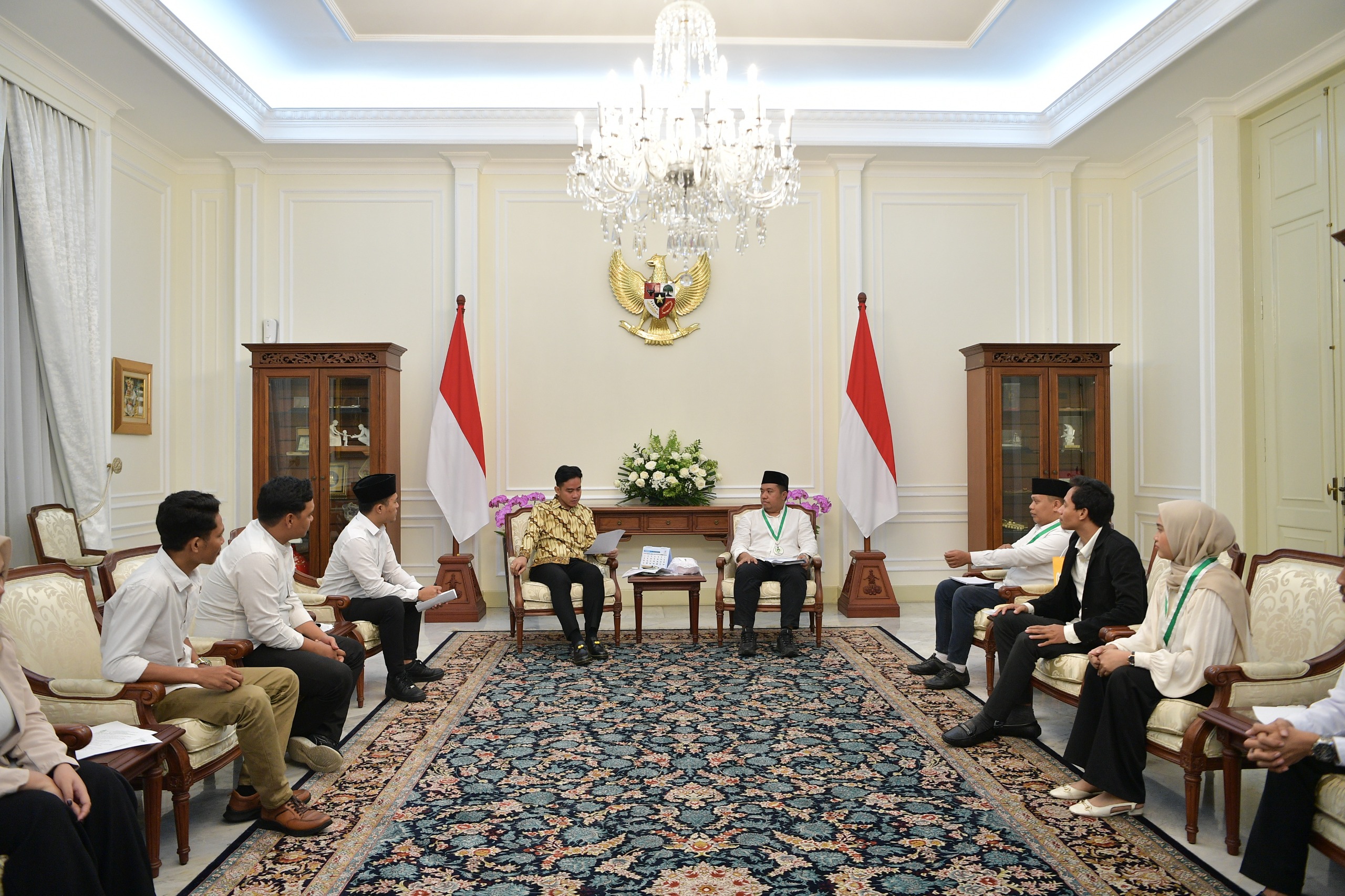 Wapres Gibran Rakabuming menerima audiensi Dewan Pimpinan Pusat Persatuan Mahasantri Indonesia. (BeritaNasional/Elvis/HO Setwapres)