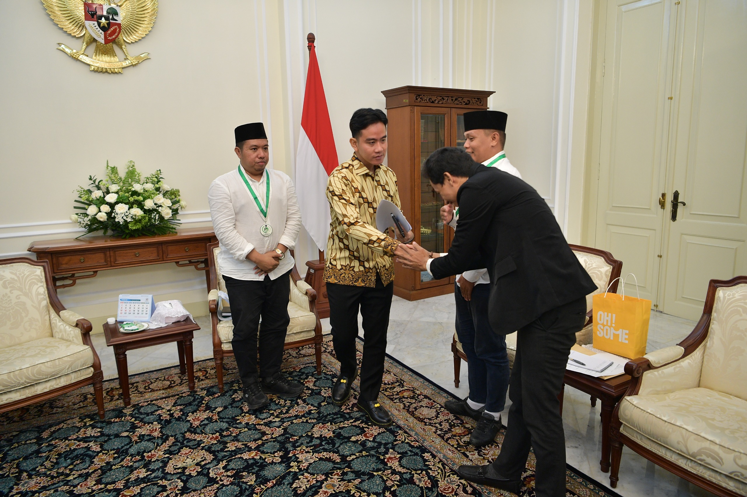Wapres Gibran Rakabuming menerima audiensi Dewan Pimpinan Pusat Persatuan Mahasantri Indonesia. (BeritaNasional/Elvis/HO Setwapres)