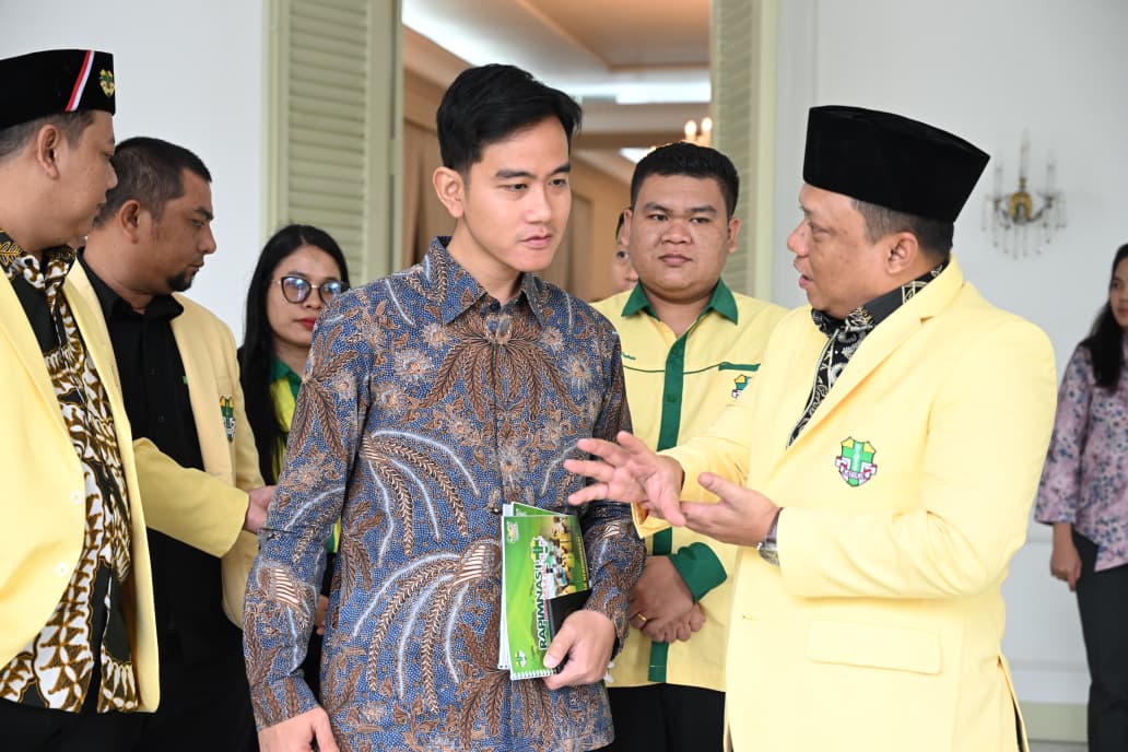 Wapres Gibran Rakabuming menerima audiensi Pengurus Pusat (PP) Pemuda Katolik di Istana Wakil Presiden. (BeritaNasional/Elvis/HO Setwapres)