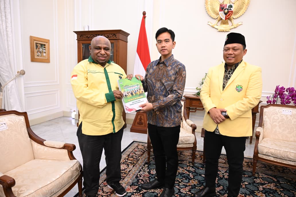 Wapres Gibran Rakabuming menerima audiensi Pengurus Pusat (PP) Pemuda Katolik di Istana Wakil Presiden. (BeritaNasional/Elvis/HO Setwapres)