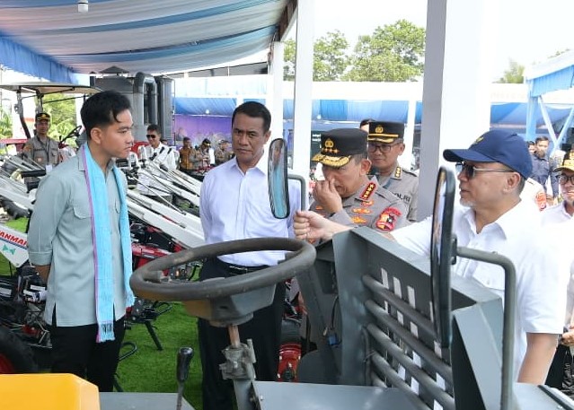 Wakil Presiden Gibran Rakabuming Raka menghadiri kegiatan Penanaman Jagung Serentak Kuartal IV di Kampung Cibangkok. (BeritaNasional/Elvis Sendouw/HO Setwapres)