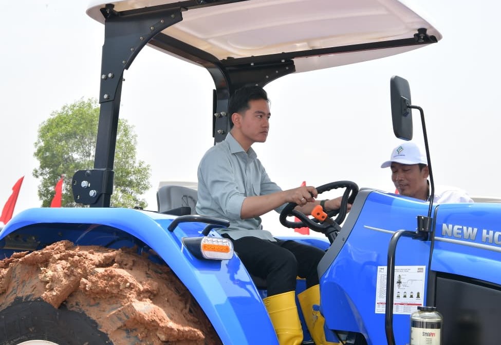 Wakil Presiden Gibran Rakabuming Raka menghadiri kegiatan Penanaman Jagung Serentak Kuartal IV di Kampung Cibangkok. (BeritaNasional/Elvis Sendouw/HO Setwapres)