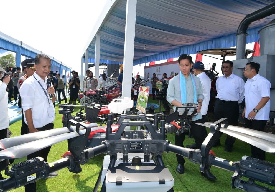 Wakil Presiden Gibran Rakabuming Raka menghadiri kegiatan Penanaman Jagung Serentak Kuartal IV di Kampung Cibangkok. (BeritaNasional/Elvis Sendouw/HO Setwapres)