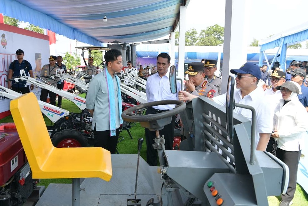 Wakil Presiden Gibran Rakabuming Raka menghadiri kegiatan Penanaman Jagung Serentak Kuartal IV di Kampung Cibangkok. (BeritaNasional/Elvis Sendouw/HO Setwapres)