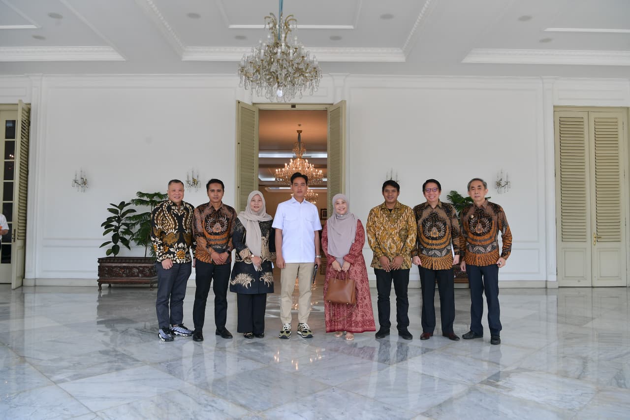 Wapres Dukung Sinergi UMKM dalam Program Prioritas Pemerintah Wapres Gibran Rakabuming menerima audiensi Dewan Pimpinan Pusat Asosiasi Industri Usaha Mikro Kecil dan Menengah Indonesia (AKUMANDIRI) (BeritaNasional/Elvis Sendouw/HO Setwapres)