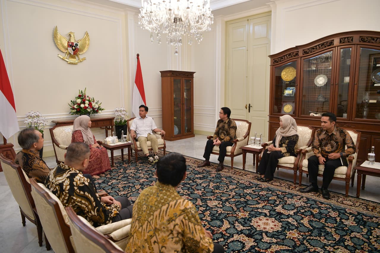 Wapres Dukung Sinergi UMKM dalam Program Prioritas Pemerintah Wapres Gibran Rakabuming menerima audiensi Dewan Pimpinan Pusat Asosiasi Industri Usaha Mikro Kecil dan Menengah Indonesia (AKUMANDIRI) (BeritaNasional/Elvis Sendouw/HO Setwapres)