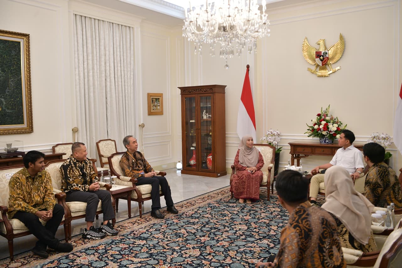 Wapres Dukung Sinergi UMKM dalam Program Prioritas Pemerintah Wapres Gibran Rakabuming menerima audiensi Dewan Pimpinan Pusat Asosiasi Industri Usaha Mikro Kecil dan Menengah Indonesia (AKUMANDIRI) (BeritaNasional/Elvis Sendouw/HO Setwapres)