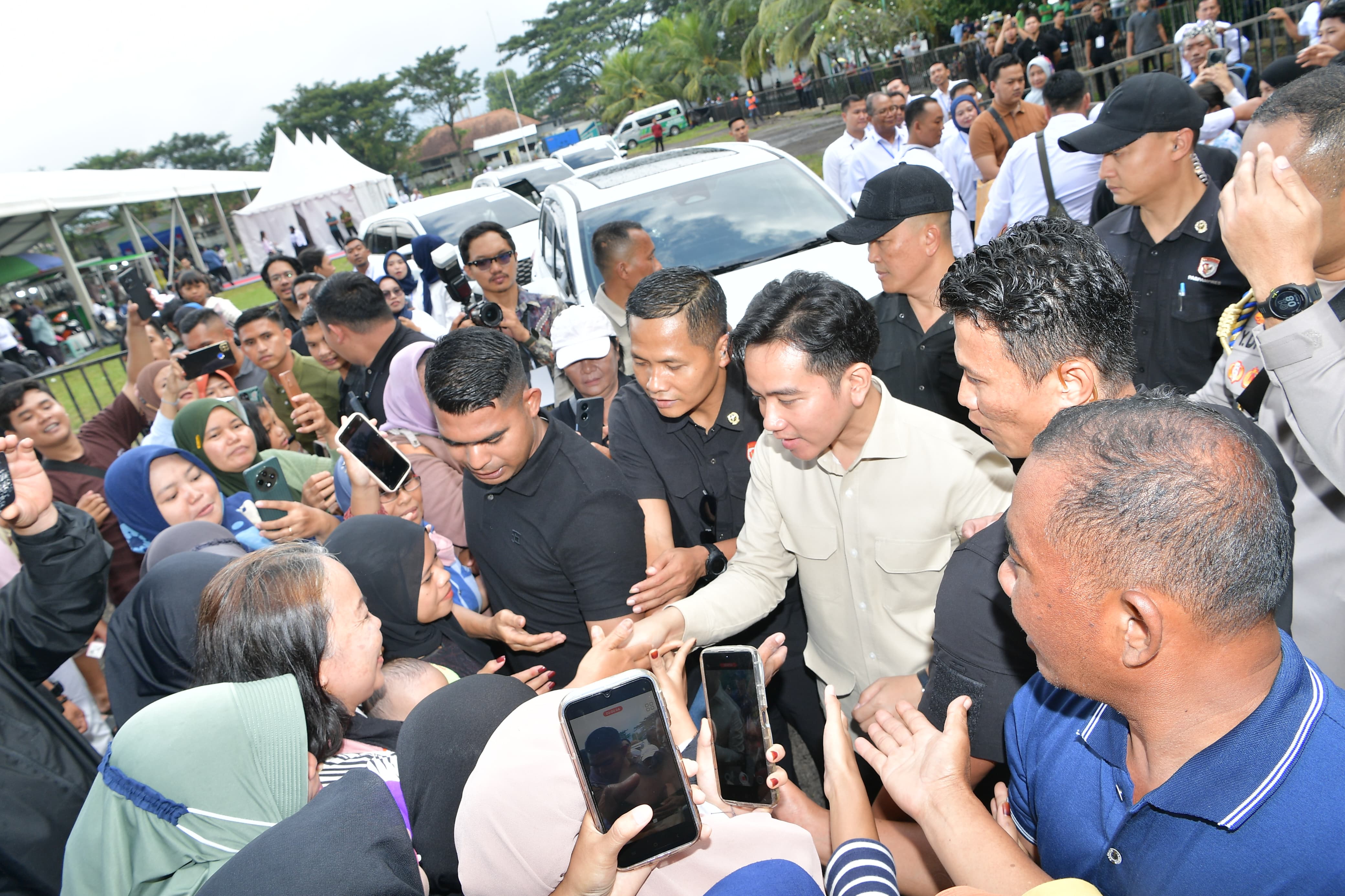 Wapres Gibran Dorong Produk UMKM PNM Mekaar di Banyuwangi Naik Kelas Wakil Presiden (Wapres) Gibran Rakabuming kunjung ke stan-stan UMKM di Lapangan RTH Maron, Banyuwangi, Jawa Timur. (BeritaNasional/Elvis Sendouw/HO Setwapres)
