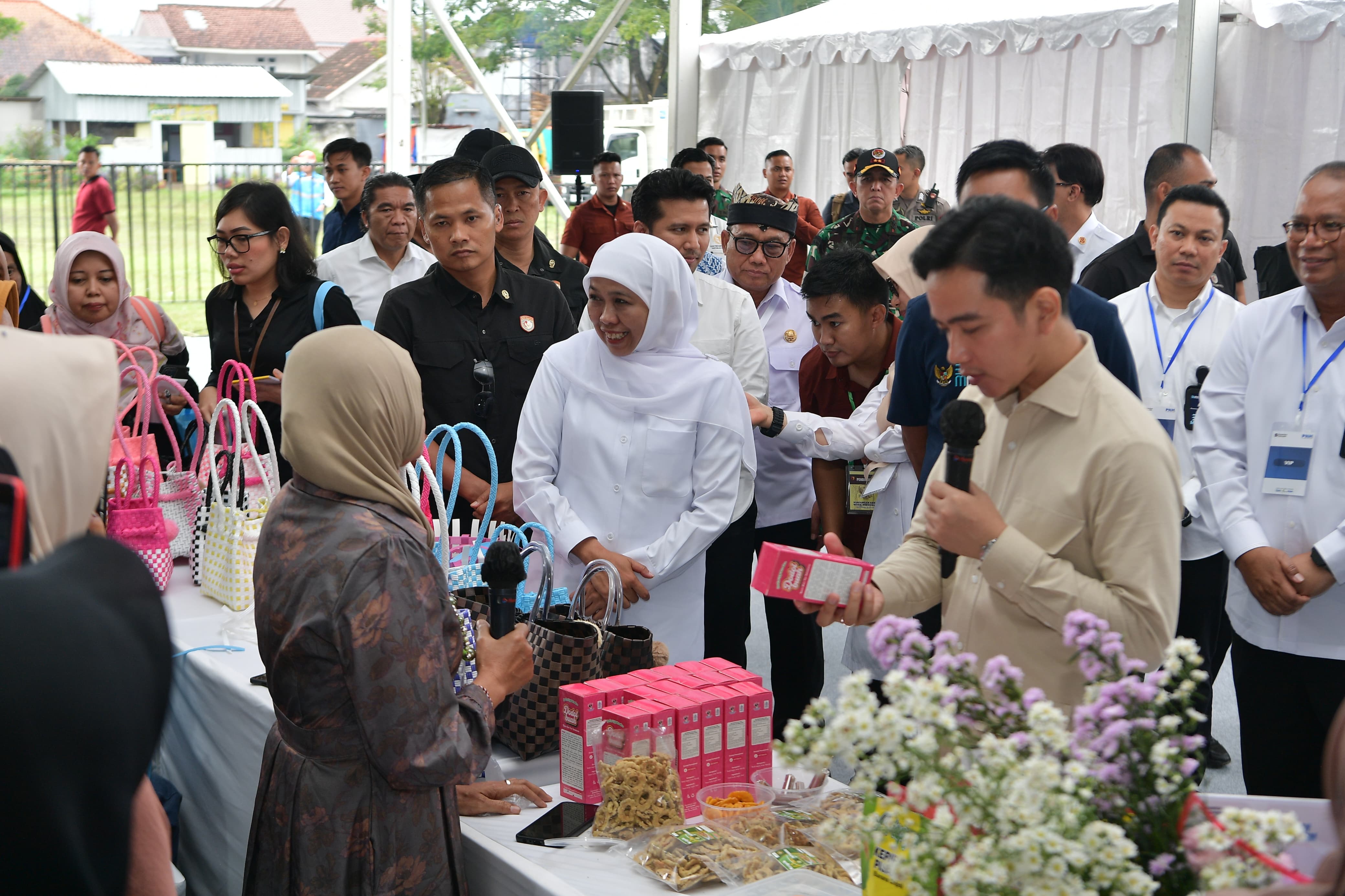 Wapres Gibran Dorong Produk UMKM PNM Mekaar di Banyuwangi Naik Kelas Wakil Presiden (Wapres) Gibran Rakabuming kunjung ke stan-stan UMKM di Lapangan RTH Maron, Banyuwangi, Jawa Timur. (BeritaNasional/Elvis Sendouw/HO Setwapres)