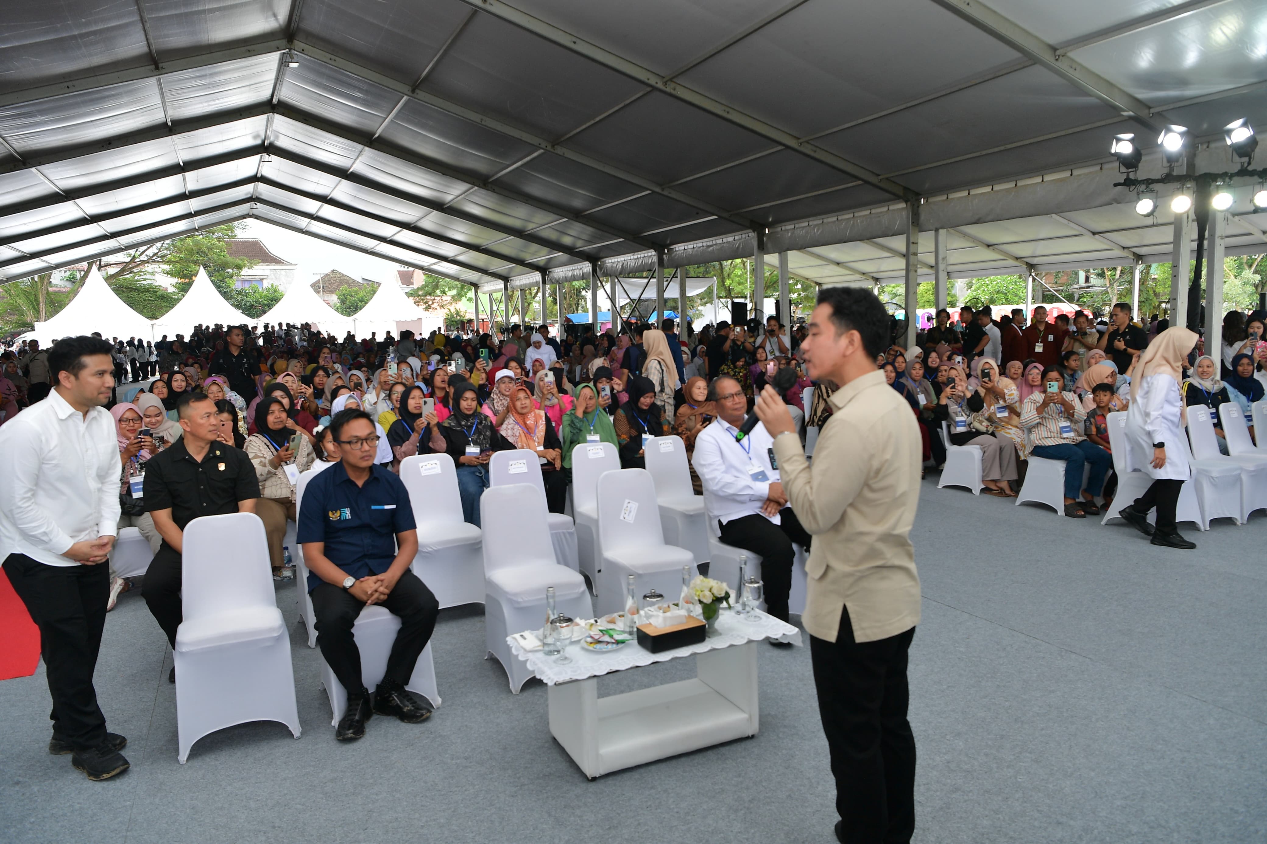 Wapres Gibran Dorong Produk UMKM PNM Mekaar di Banyuwangi Naik Kelas Wakil Presiden (Wapres) Gibran Rakabuming kunjung ke stan-stan UMKM di Lapangan RTH Maron, Banyuwangi, Jawa Timur. (BeritaNasional/Elvis Sendouw/HO Setwapres)