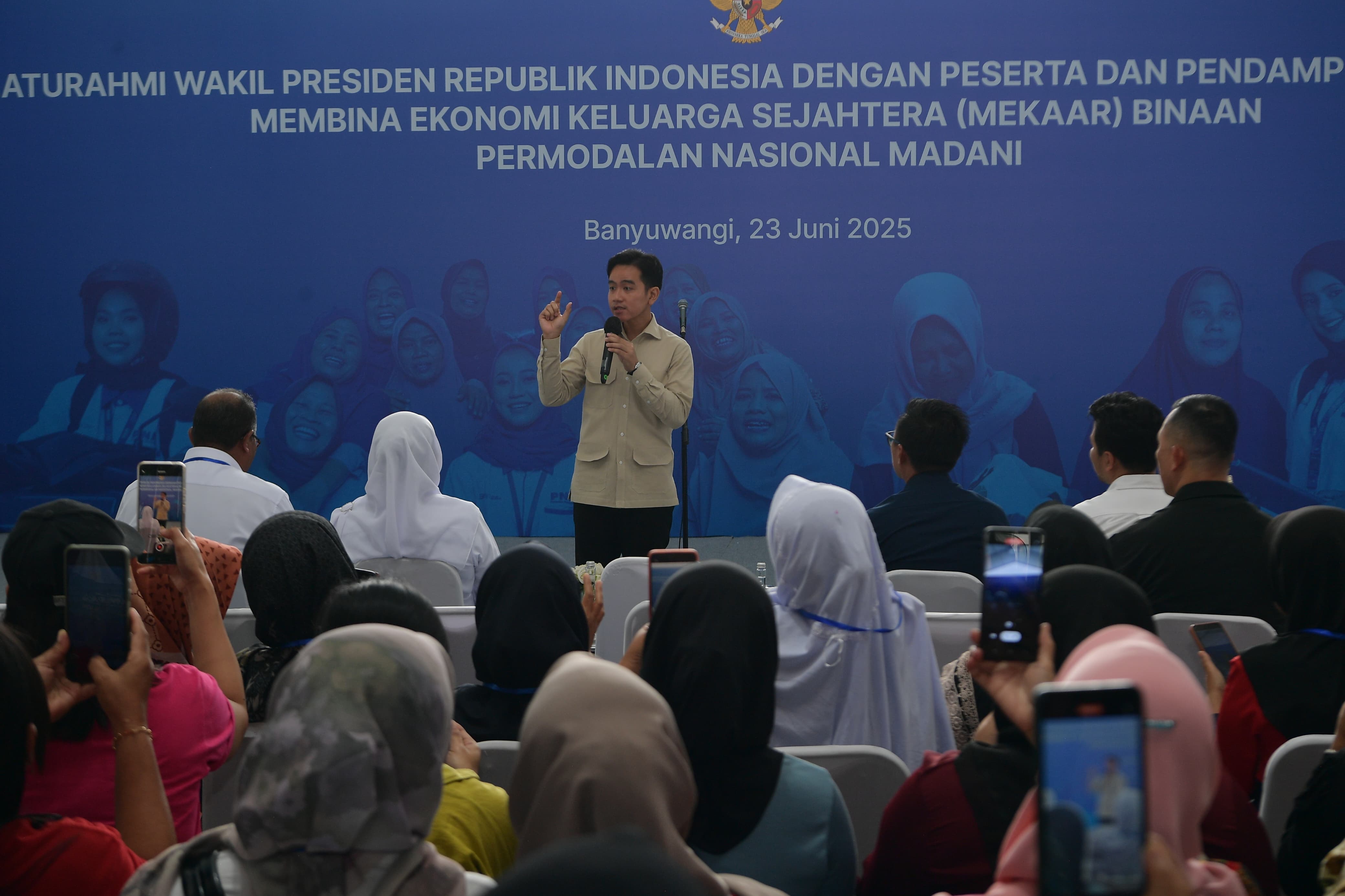 Wapres Gibran Dorong Produk UMKM PNM Mekaar di Banyuwangi Naik Kelas Wakil Presiden (Wapres) Gibran Rakabuming kunjung ke stan-stan UMKM di Lapangan RTH Maron, Banyuwangi, Jawa Timur. (BeritaNasional/Elvis Sendouw/HO Setwapres)