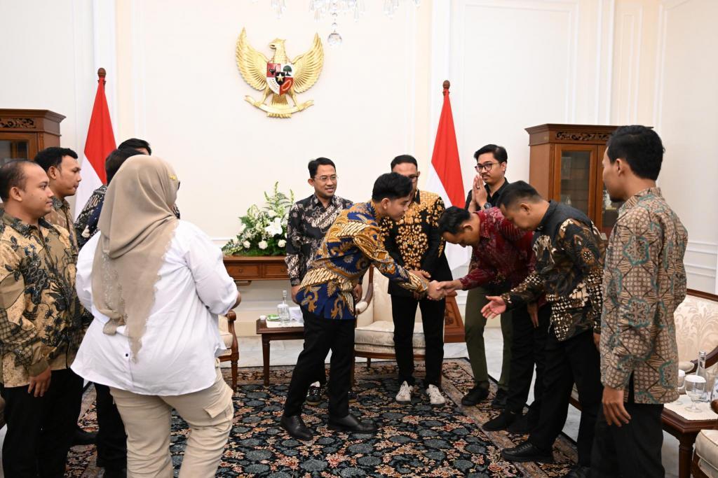Wakil Presiden Gibran Rakabuming menerima audiensi Dewan Pimpinan Pusat Ikatan Pedagang Pasar Indonesia (IKAPPI) di Istana Wakil Presiden. (BeritaNasional/Elvis/HO Setwapres)