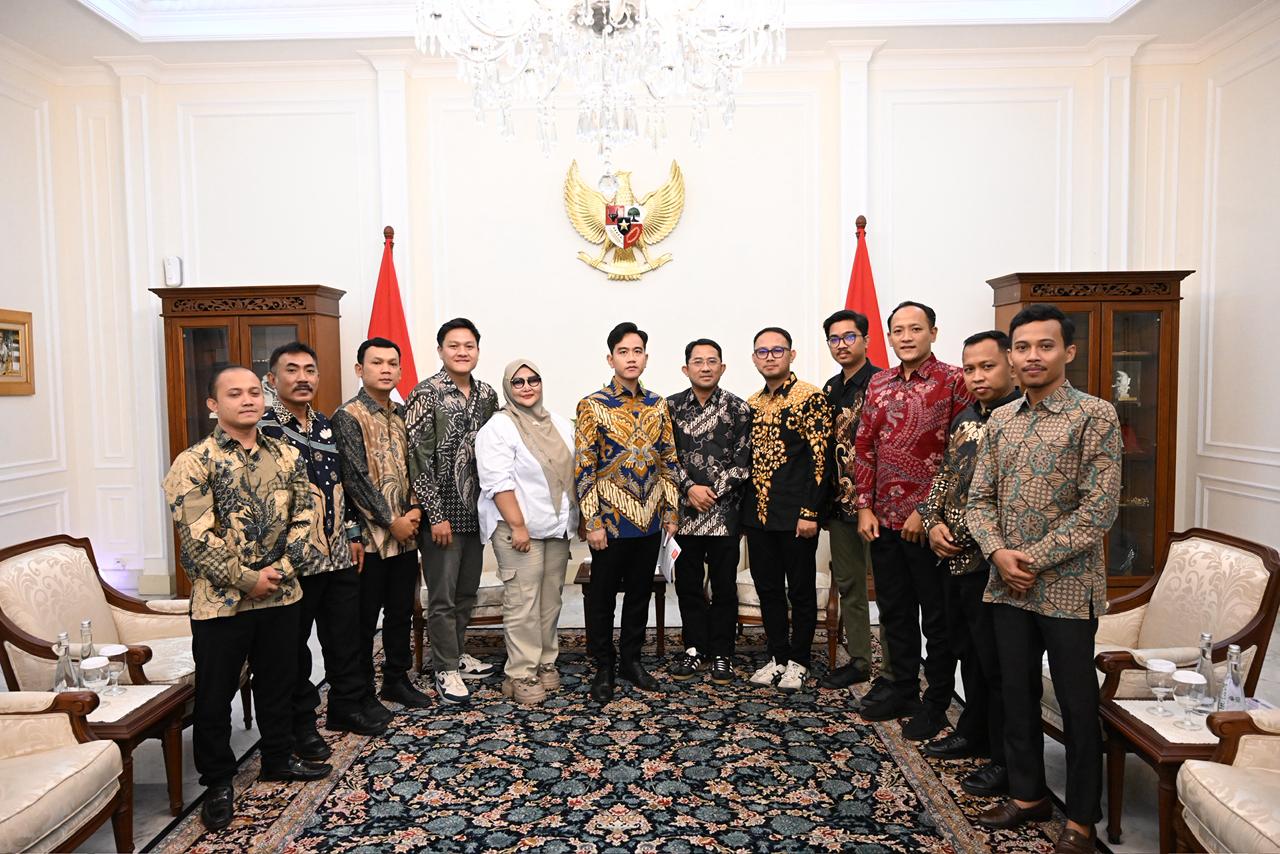 Wakil Presiden Gibran Rakabuming menerima audiensi Dewan Pimpinan Pusat Ikatan Pedagang Pasar Indonesia (IKAPPI) di Istana Wakil Presiden. (BeritaNasional/Elvis/HO Setwapres)