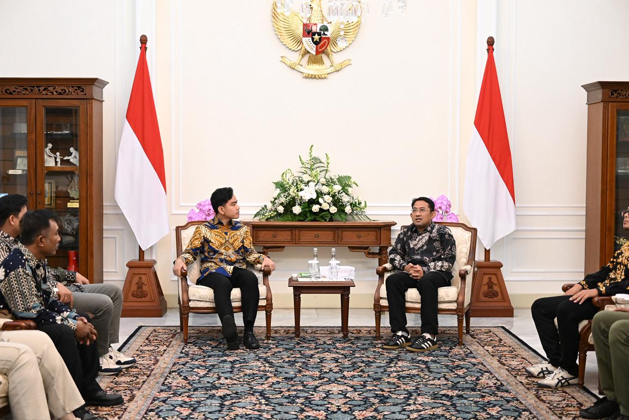 Wakil Presiden Gibran Rakabuming menerima audiensi Dewan Pimpinan Pusat Ikatan Pedagang Pasar Indonesia (IKAPPI) di Istana Wakil Presiden. (BeritaNasional/Elvis/HO Setwapres)