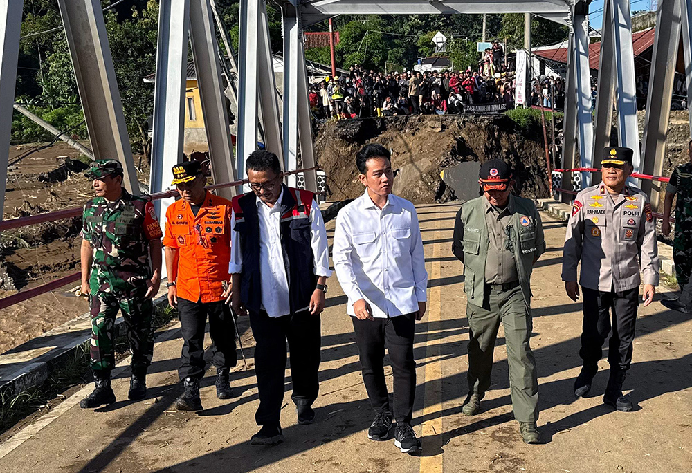 Wakil Presiden RI, Gibran Rakabuming meninjau lokasi yang terdampak banjir di Sukabumi. (BeritaNasional/Elvis Sendouw/HO Setwapres)