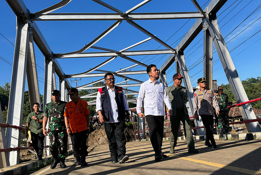 Wakil Presiden RI, Gibran Rakabuming meninjau lokasi yang terdampak banjir di Sukabumi. (BeritaNasional/Elvis Sendouw/HO Setwapres)