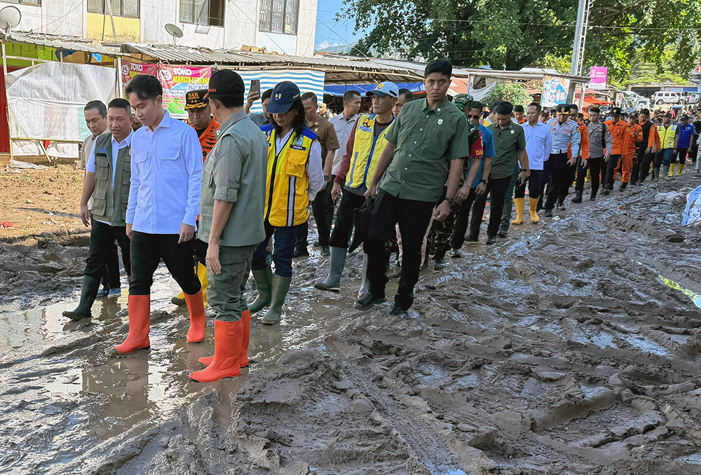 Wakil Presiden RI, Gibran Rakabuming meninjau lokasi yang terdampak banjir di Sukabumi. (BeritaNasional/Elvis Sendouw/HO Setwapres)