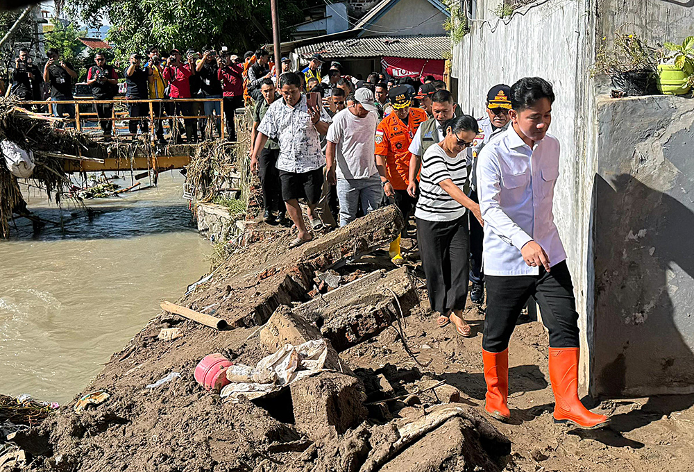 Wakil Presiden RI, Gibran Rakabuming meninjau lokasi yang terdampak banjir di Sukabumi. (BeritaNasional/Elvis Sendouw/HO Setwapres)