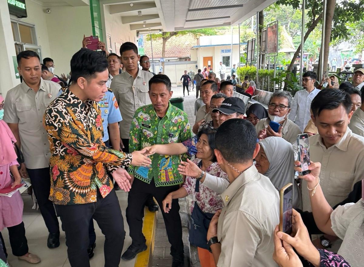 Wakil Presiden Gibran Rakabuming meninjau program Cek Kesehatan Gratis (CKG) di Puskesmas. (BeritaNasional/Elvis Sendouw/HO Setwapres)