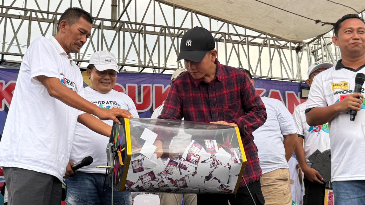Wapres Hadiri Mancing Mania Gratis Jilid II, Semangat Kebersamaan Warnai Peringatan Sumpah Pemuda Wapres  Gibran Rakabuming menghadiri kegiatan Mancing Mania Gratis Jilid II yang digelar di sepanjang Kali Gabus, Kecamatan Tambun Utara, Kabupaten Bekasi.  (BeritaNasional/Elvis/HO Setwapres)