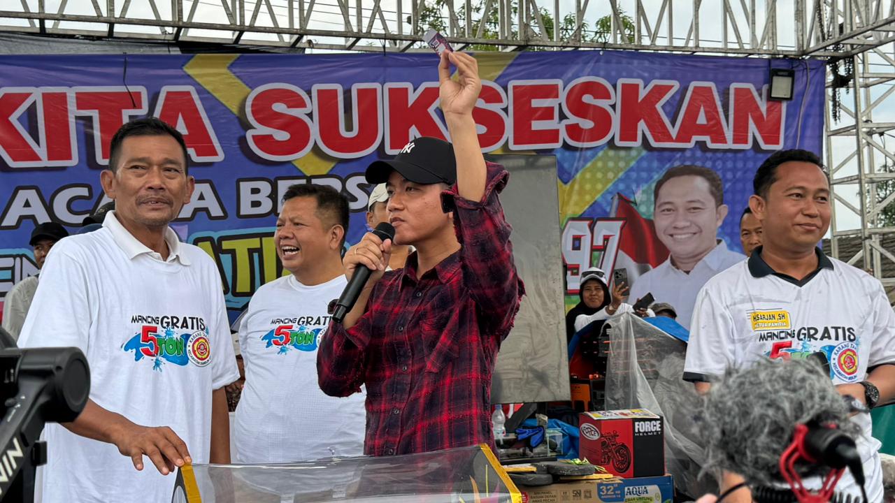 Wapres Hadiri Mancing Mania Gratis Jilid II, Semangat Kebersamaan Warnai Peringatan Sumpah Pemuda Wapres  Gibran Rakabuming menghadiri kegiatan Mancing Mania Gratis Jilid II yang digelar di sepanjang Kali Gabus, Kecamatan Tambun Utara, Kabupaten Bekasi.  (BeritaNasional/Elvis/HO Setwapres)