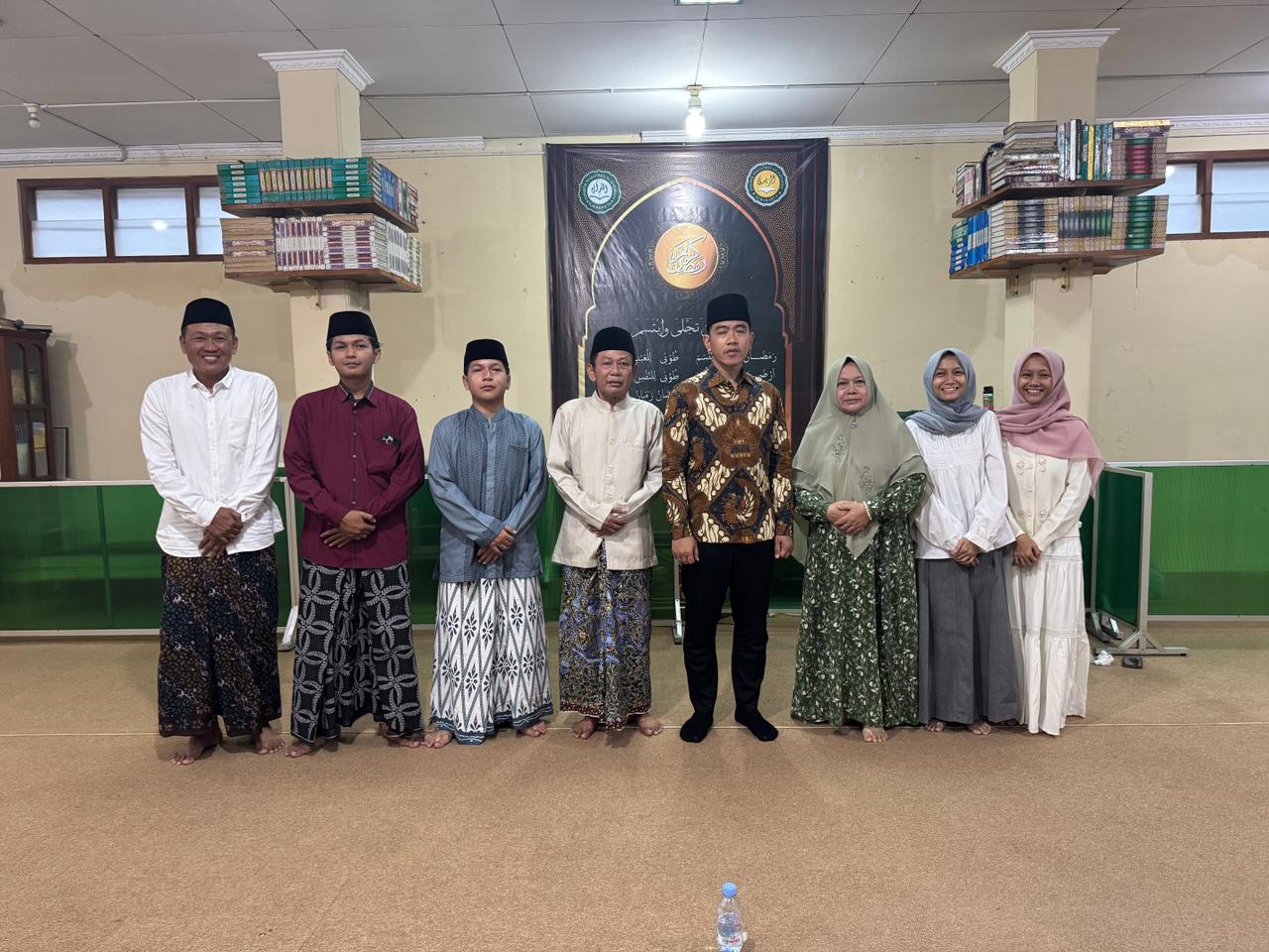 Wapres Gibran Rakabuming, melakukan kunjungan ke Masjid Chodijah Ngadiluwih, Kabupaten Karanganyar, Jawa Tengah. (BeritaNasional/Elvis/HO Setwapres)