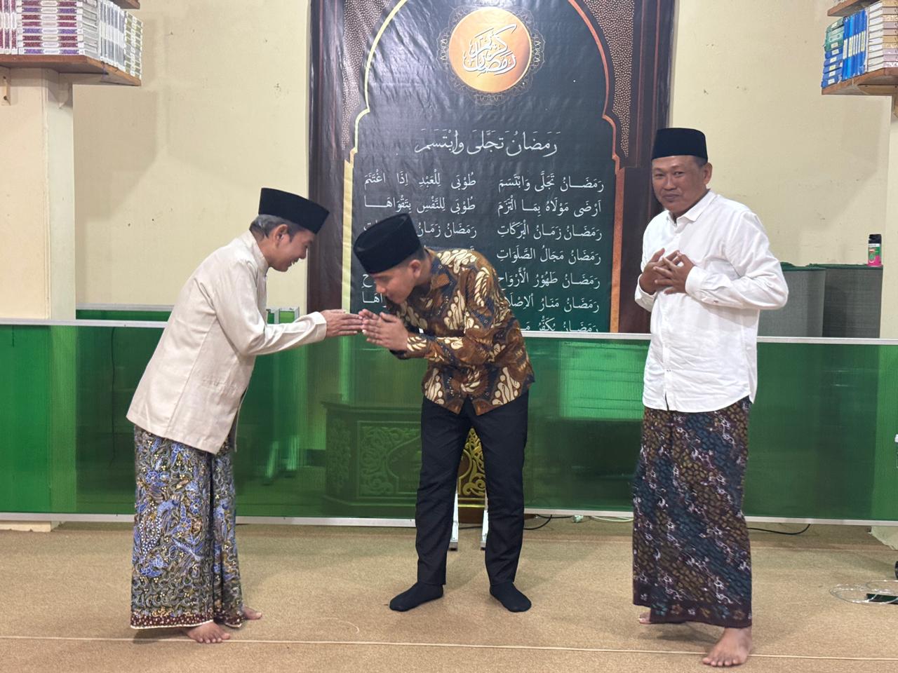 Wapres Gibran Rakabuming, melakukan kunjungan ke Masjid Chodijah Ngadiluwih, Kabupaten Karanganyar, Jawa Tengah. (BeritaNasional/Elvis/HO Setwapres)