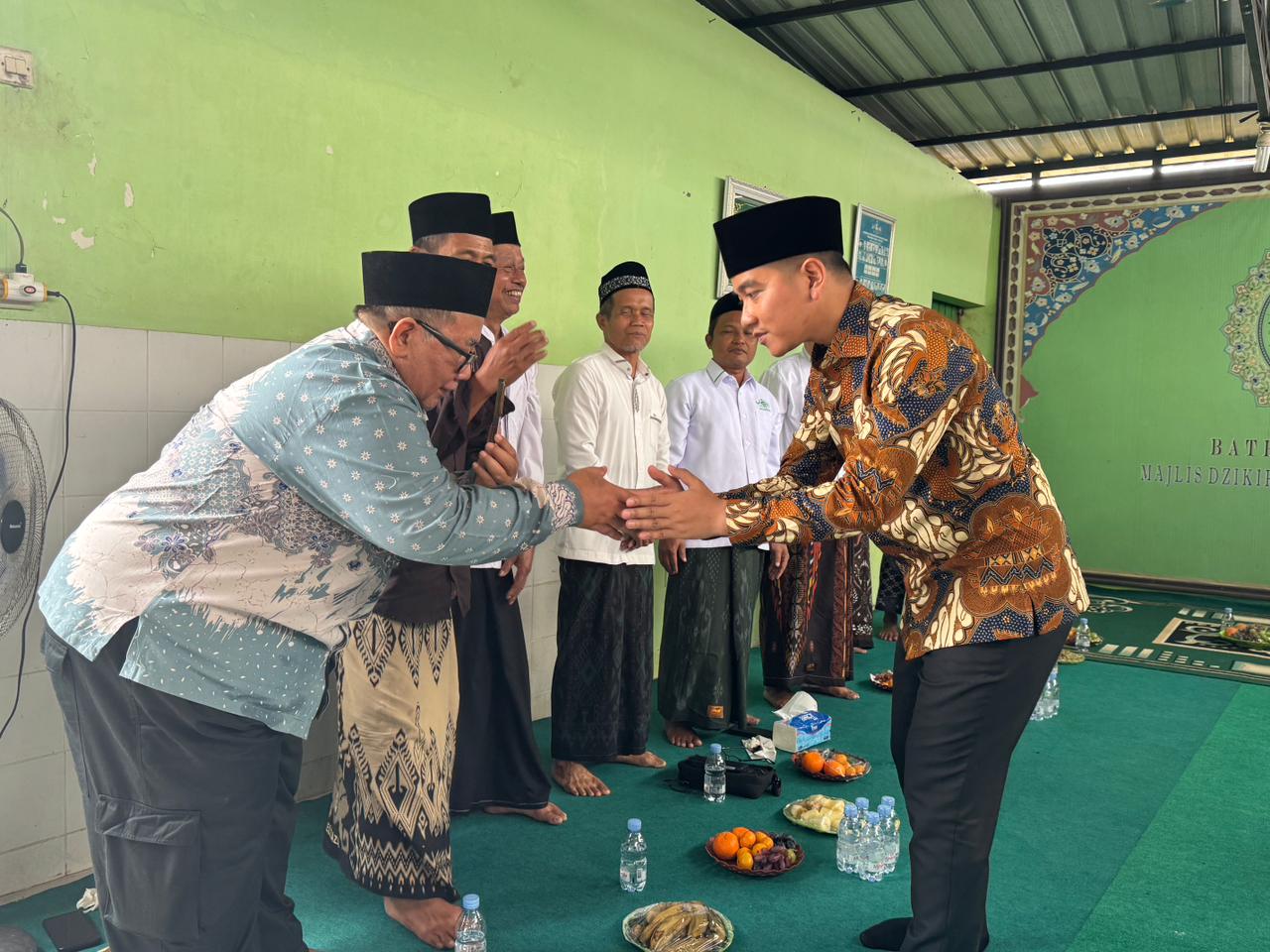 Wapres Gibran Rakabuming, melakukan kunjungan ke Masjid Chodijah Ngadiluwih, Kabupaten Karanganyar, Jawa Tengah. (BeritaNasional/Elvis/HO Setwapres)