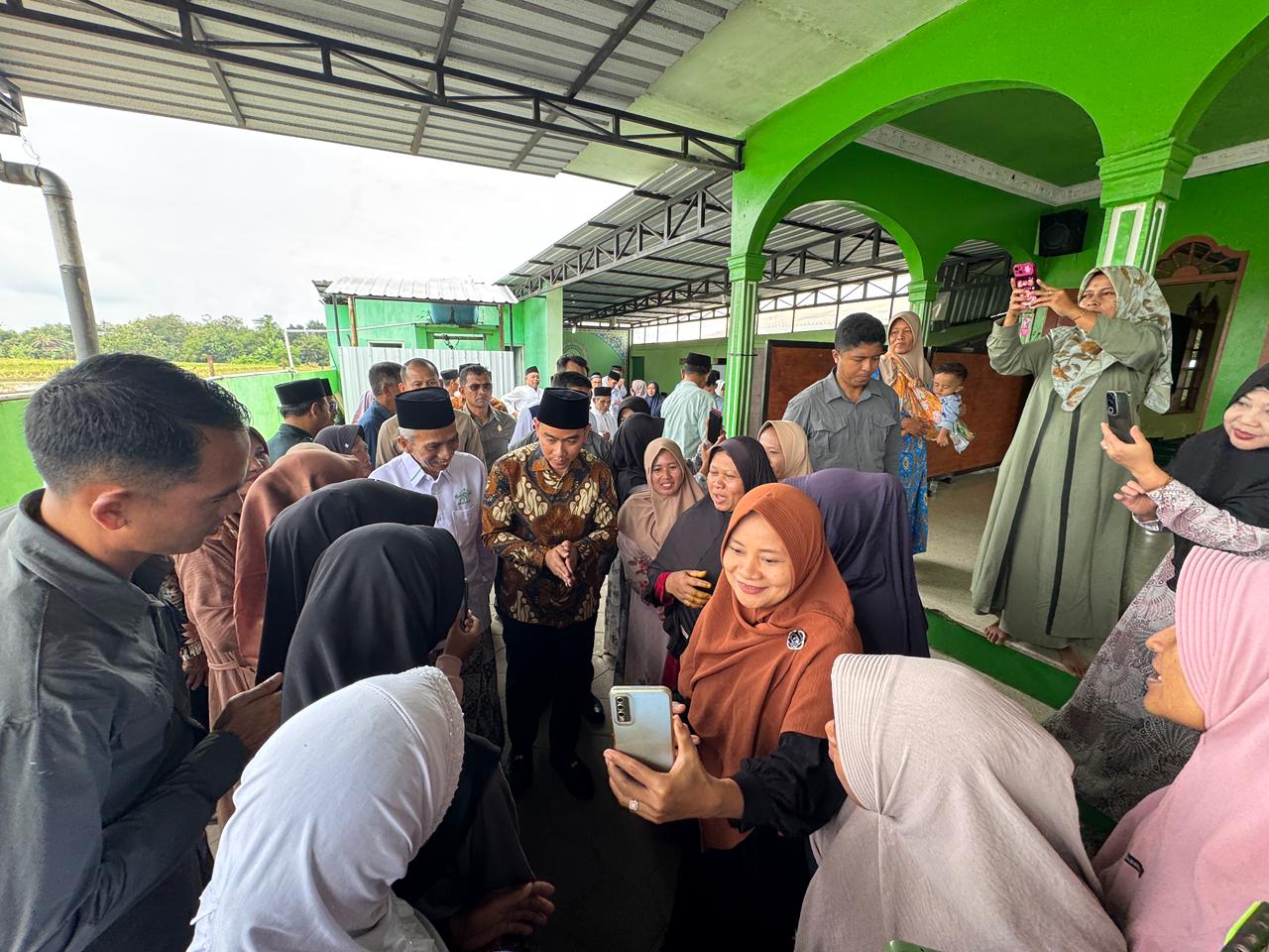 Wapres Gibran Rakabuming, melakukan kunjungan ke Masjid Chodijah Ngadiluwih, Kabupaten Karanganyar, Jawa Tengah. (BeritaNasional/Elvis/HO Setwapres)