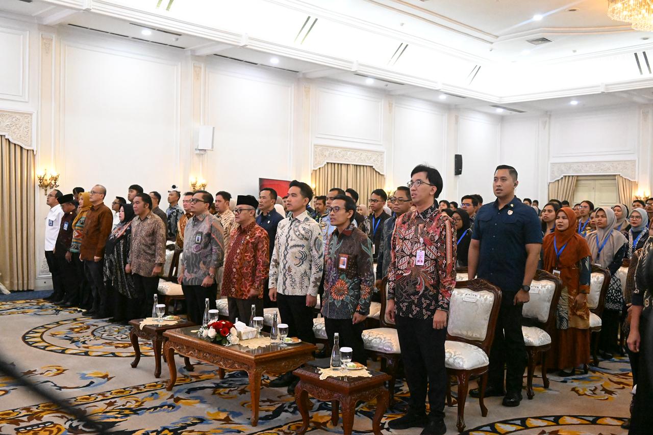 Wakil Presiden (Wapres) Gibran Rakabuming secara resmi melepas peserta Program Pengabdian Alumni Pejuang Digital. (BeritaNasional/Elvis/HO Setwapres)