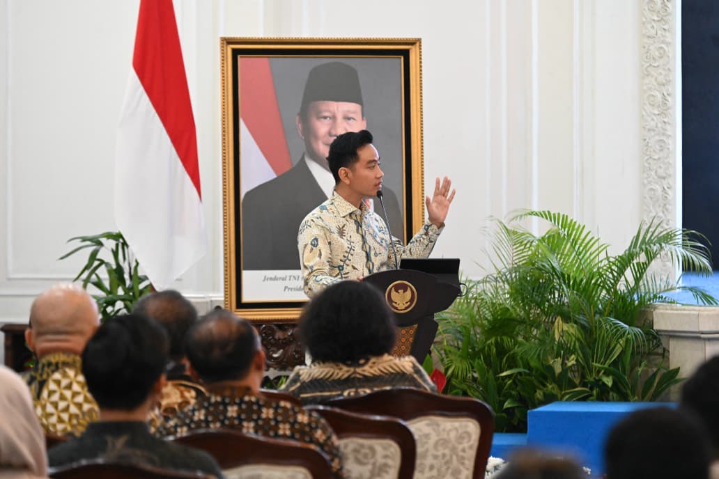 Wakil Presiden (Wapres) Gibran Rakabuming secara resmi melepas peserta Program Pengabdian Alumni Pejuang Digital. (BeritaNasional/Elvis/HO Setwapres)