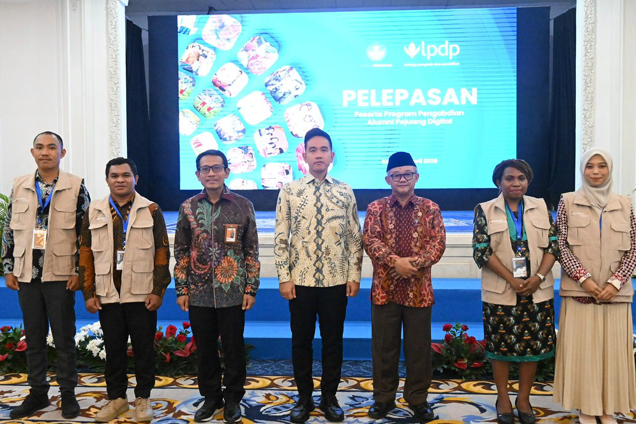 Wakil Presiden (Wapres) Gibran Rakabuming secara resmi melepas peserta Program Pengabdian Alumni Pejuang Digital. (BeritaNasional/Elvis/HO Setwapres)