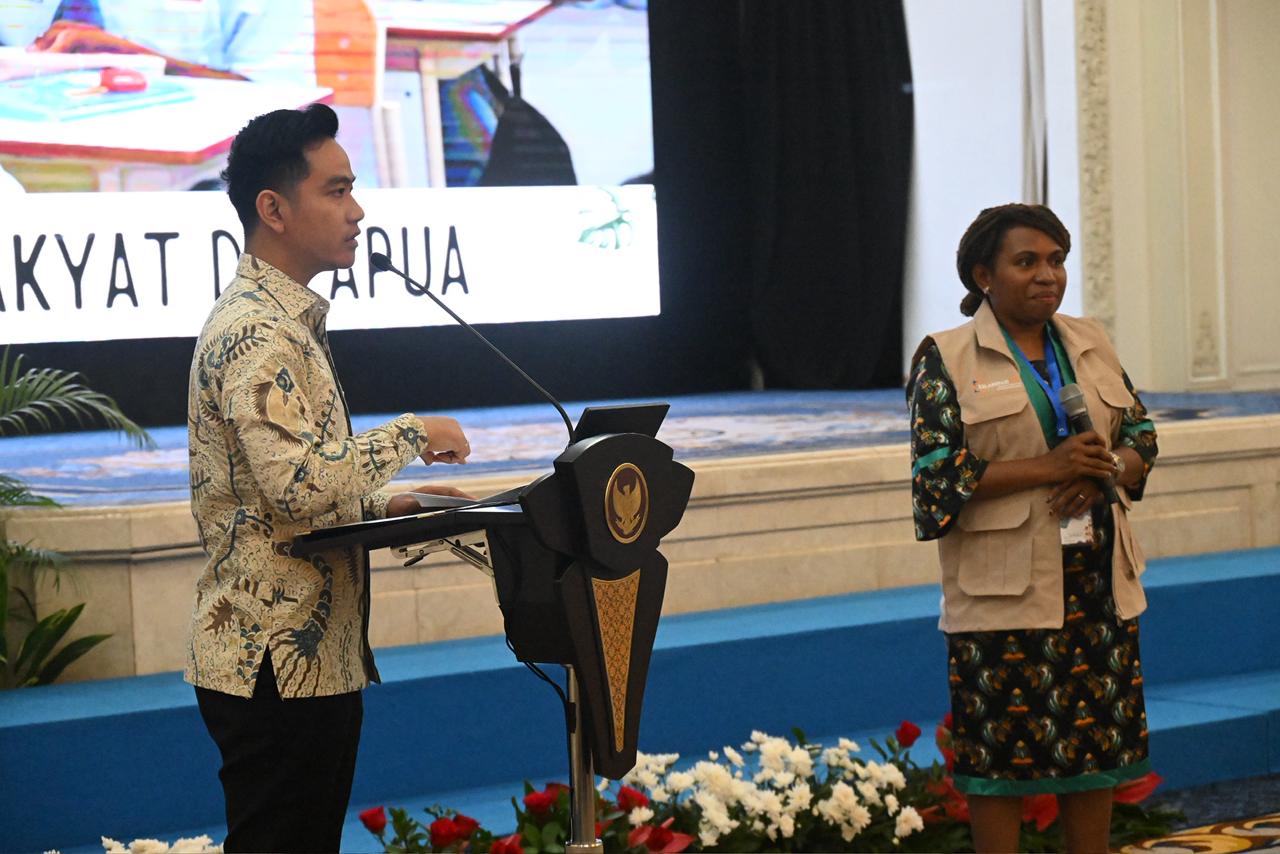 Wakil Presiden (Wapres) Gibran Rakabuming secara resmi melepas peserta Program Pengabdian Alumni Pejuang Digital. (BeritaNasional/Elvis/HO Setwapres)