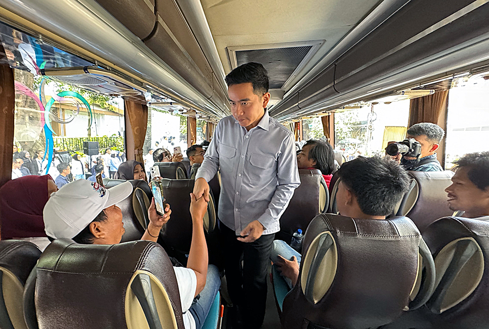 Wapres Gibran melepas peserta mudik Holding BUMN Danareksa 2026.  (BeritaNasional/Elvis/HO Setwapres)